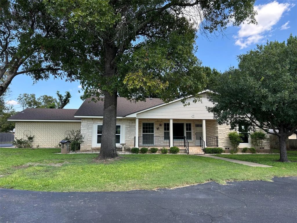 621 N Lone Star Parkway, McGregor