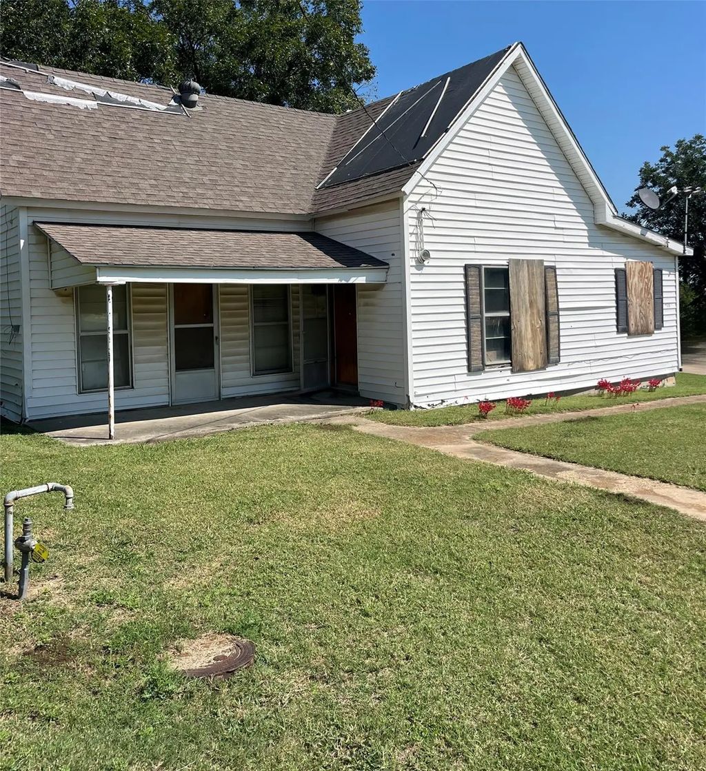 210 W Huffman Street, Krum