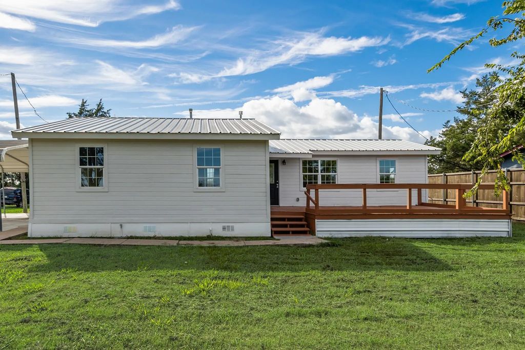 307 S Elm Street, Leonard