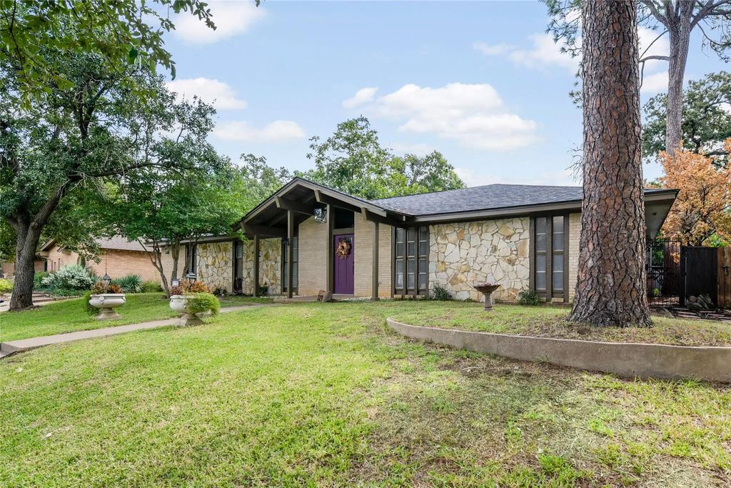 229 Brookview Drive, Hurst
