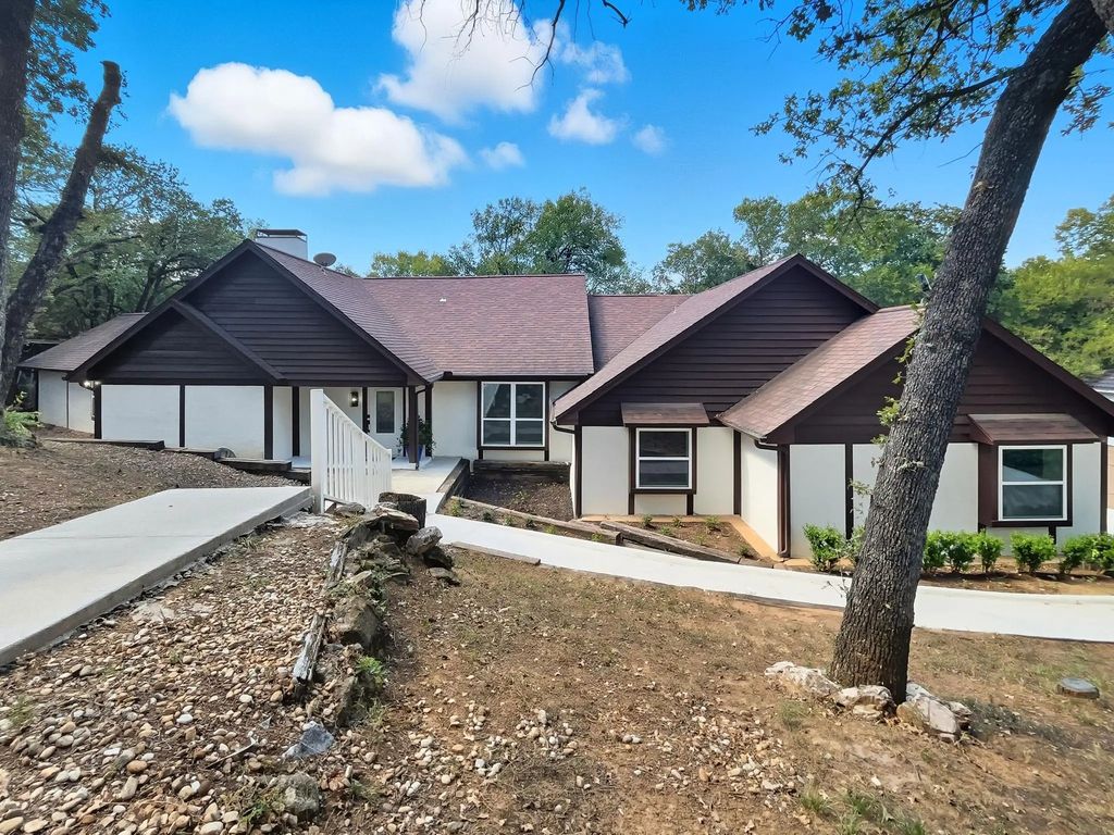 200 Silverleaf Drive, Fort Worth
