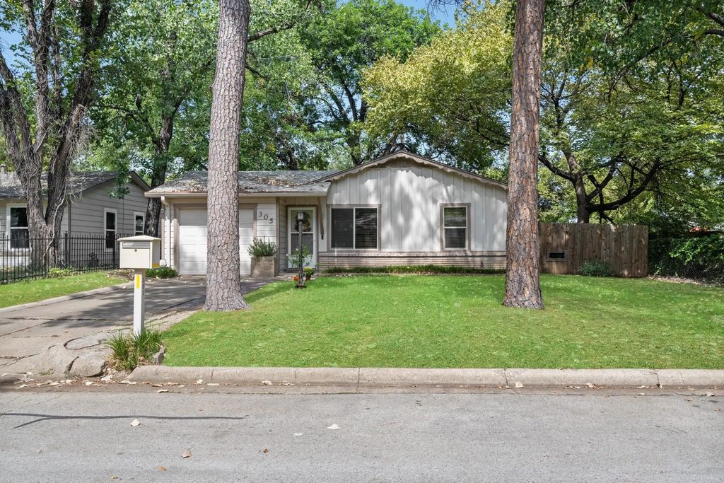 305 Dee Lane, Arlington