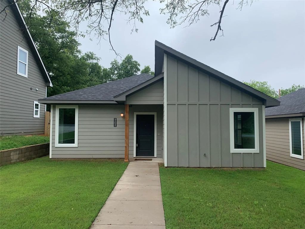 610 E Texas Street, Denison