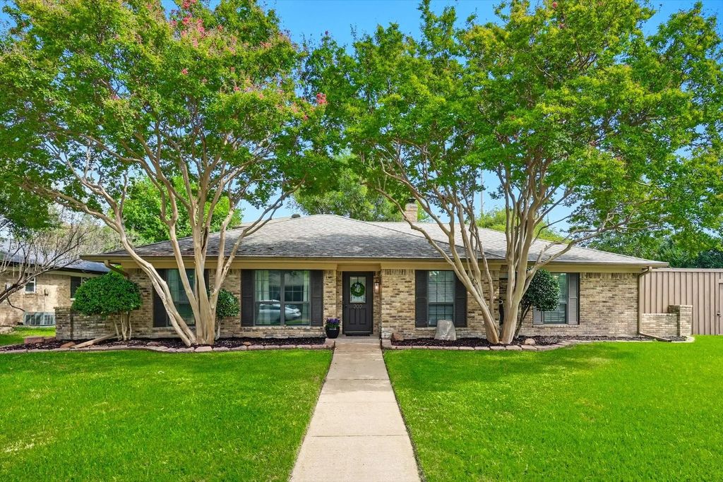 202 Mistletoe Drive, Richardson