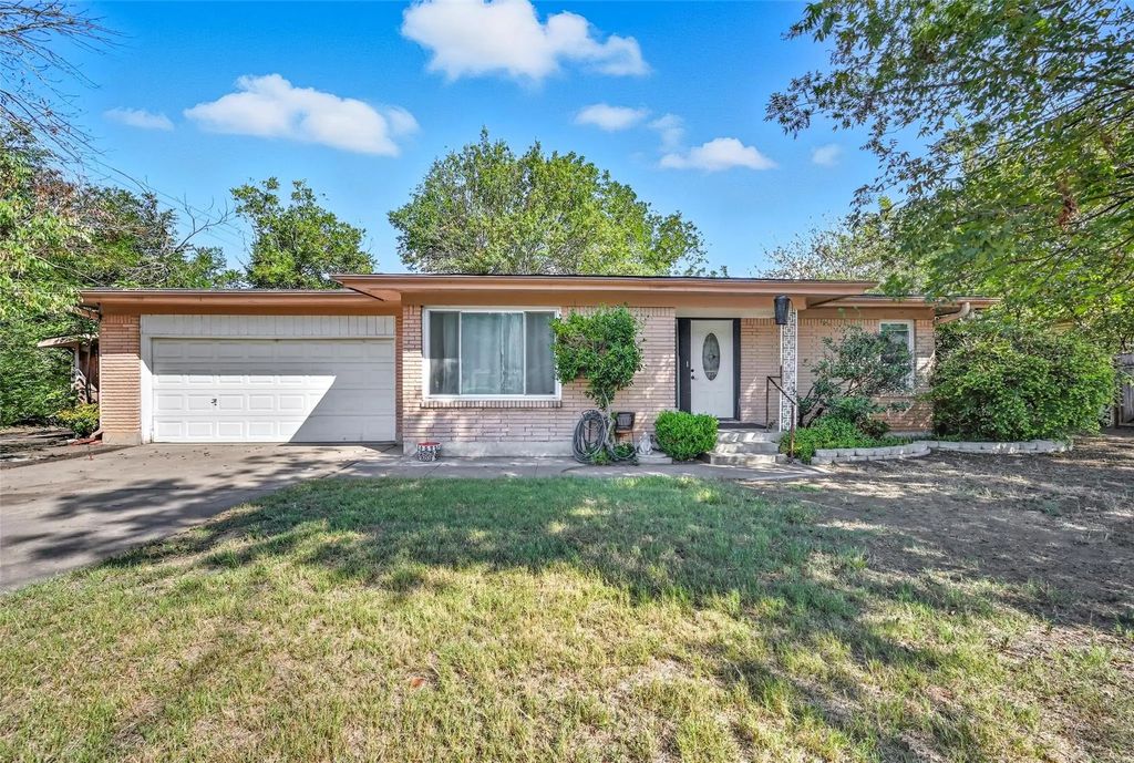1328 W Water Street, Weatherford