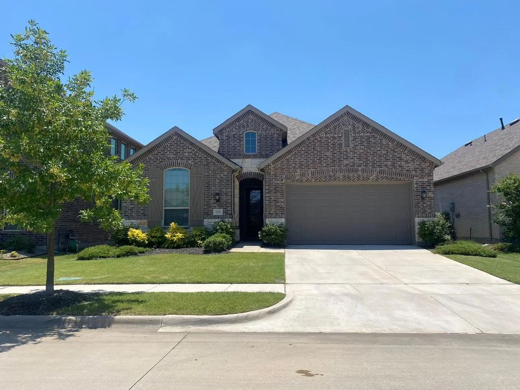 1916 Steppe Trail Drive, Aubrey