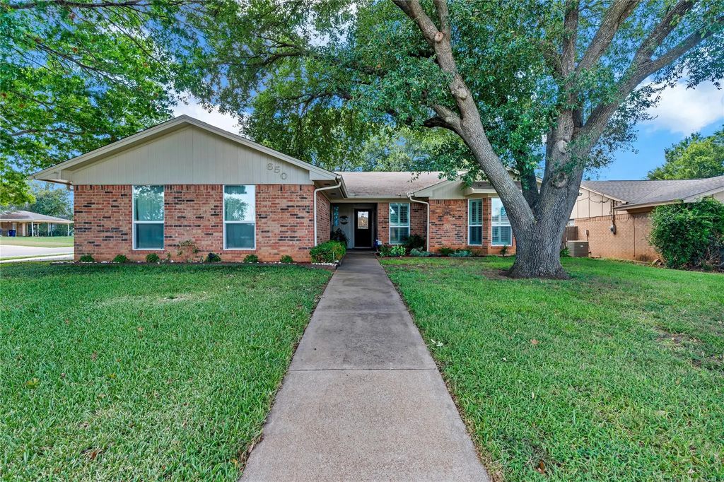 650 Tena Court, Burleson