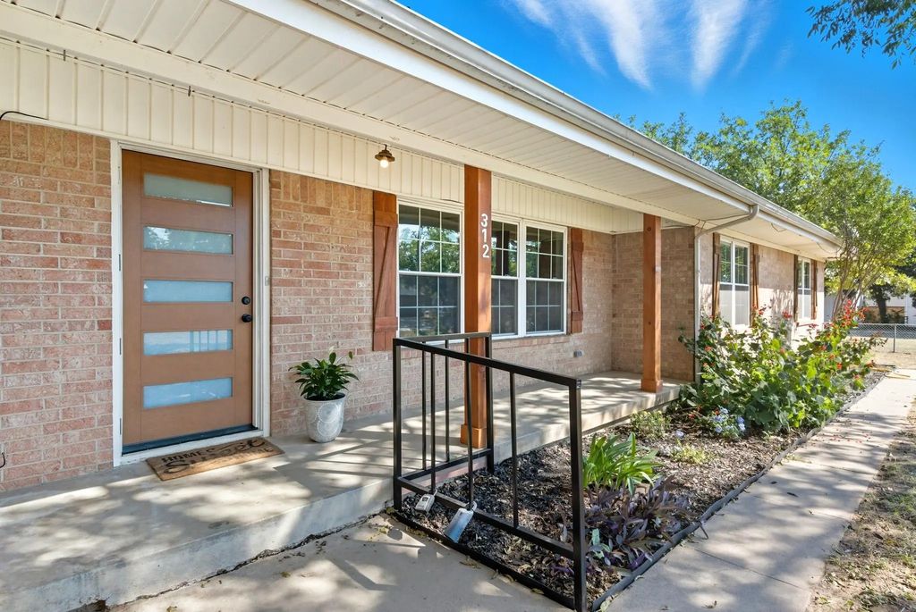 312 W 5th Street, Springtown