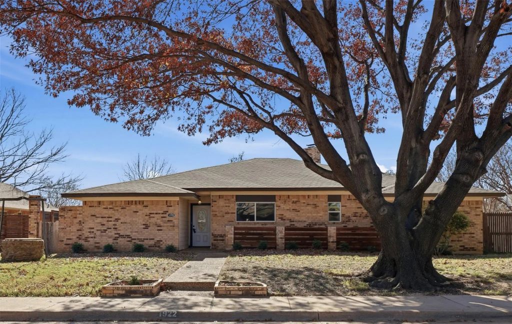 1922 Kensington Drive, Carrollton