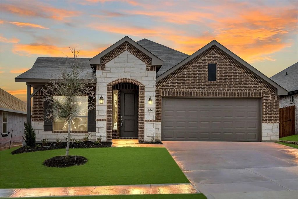 904 Versailles Court, Cleburne