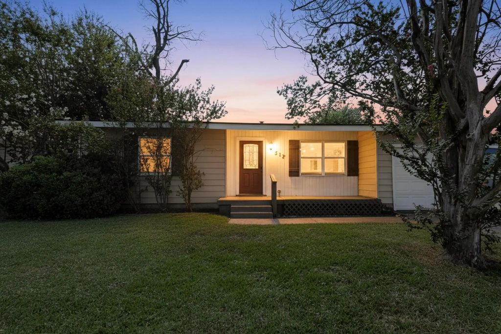 317 W Pecan Street, Hurst