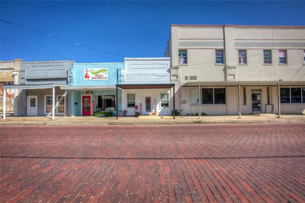 161 E Dallas Avenue, Cooper