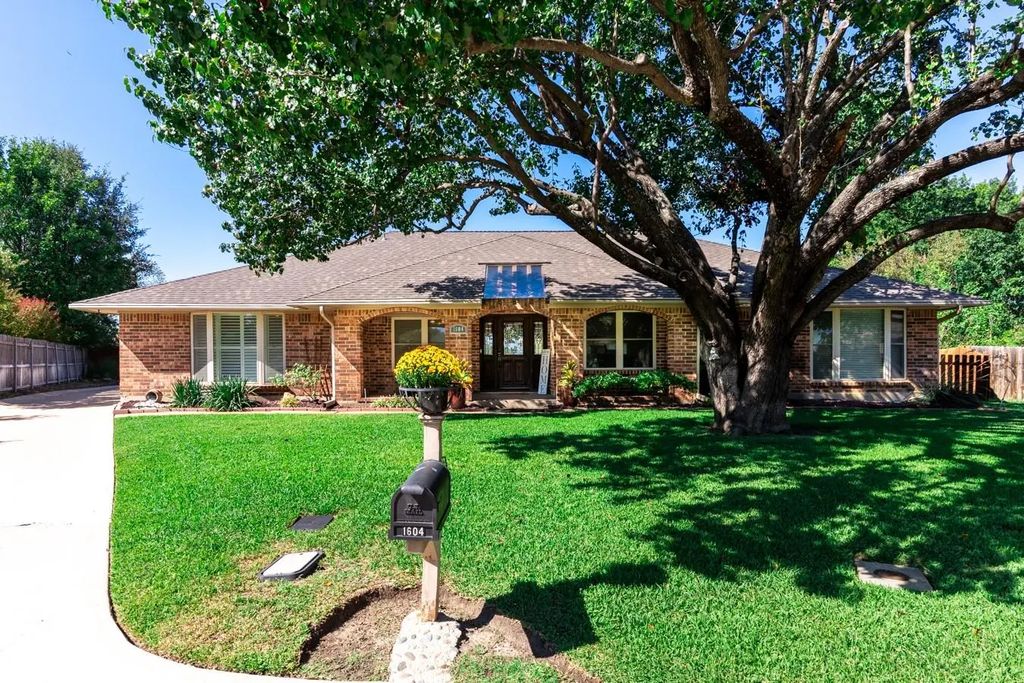1604 Berkeley Court, Mansfield