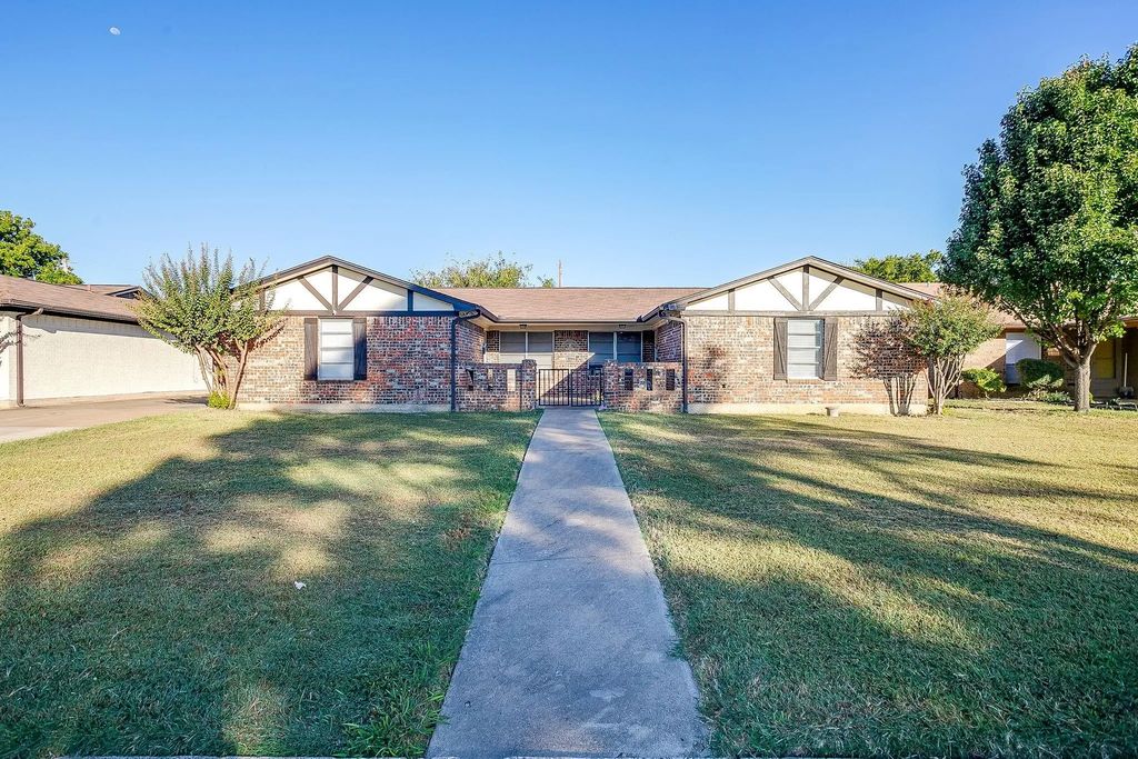 816 Ash Street, Burleson