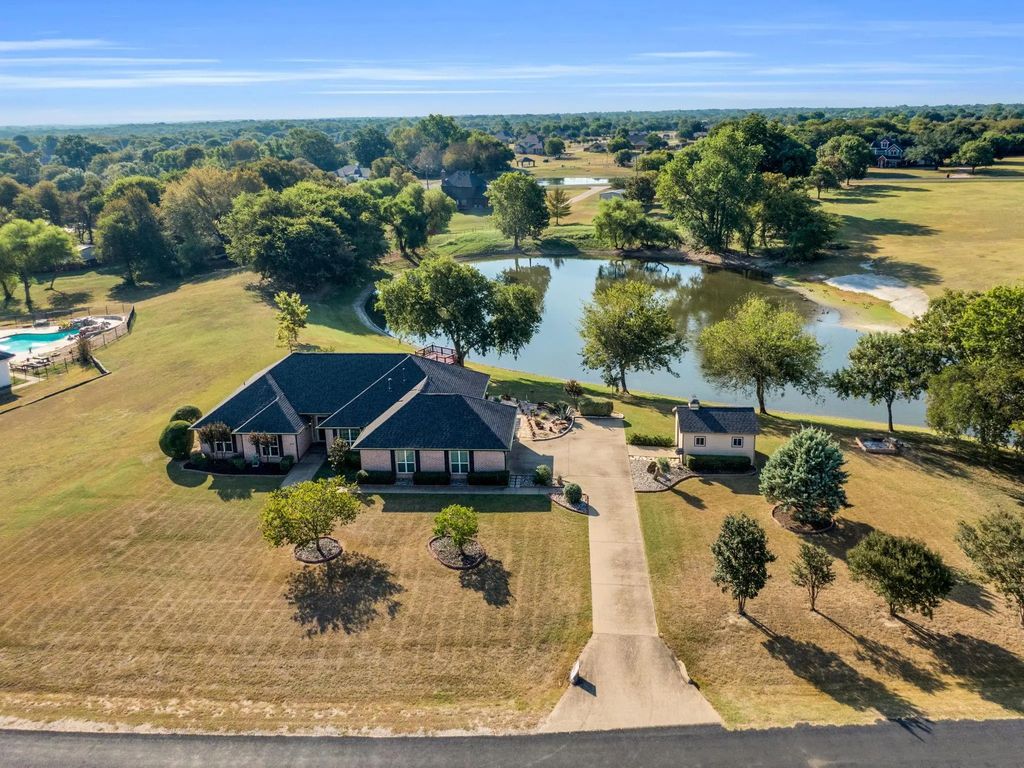 402 Seneca Drive, Waxahachie