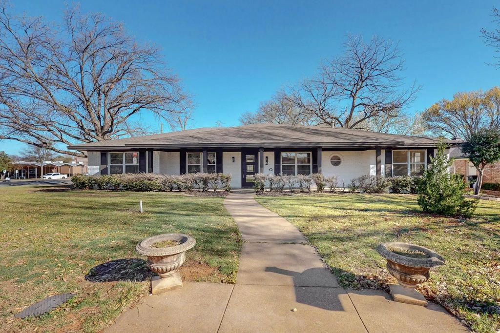 820 Bedford Court W, Hurst
