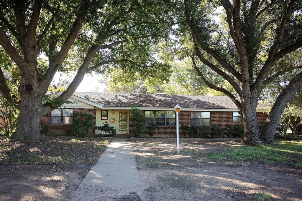 1400 Oak Hills Drive, Graham