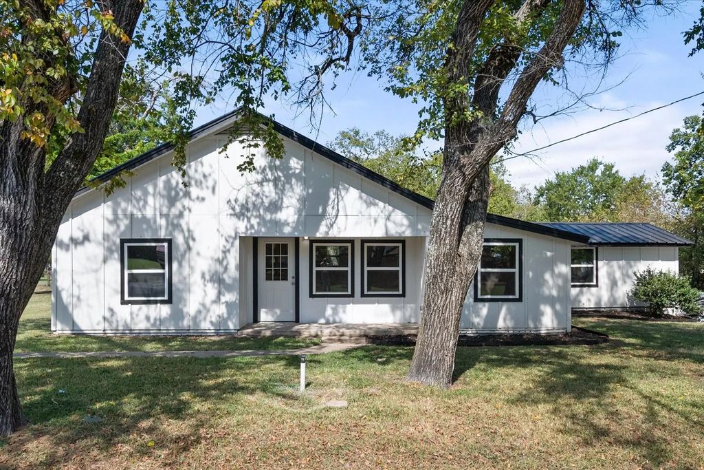 424 E 3rd Street, Blooming Grove