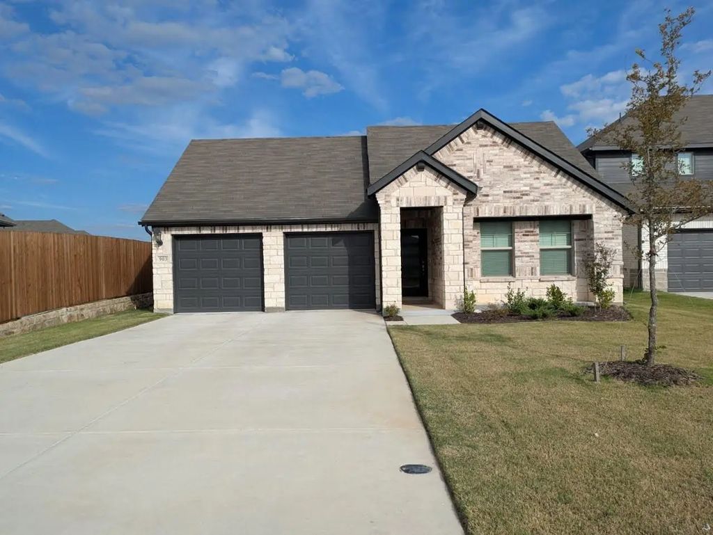 903 Macallen Street, Lowry Crossing