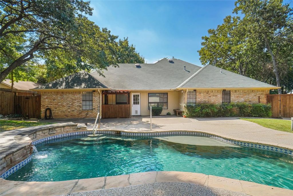 802 Chipwood Court, Euless