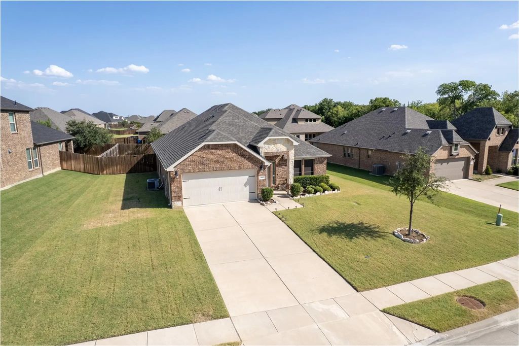 404 Martingale Trail, Oak Point