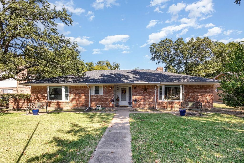 2015 Woods Drive, Arlington