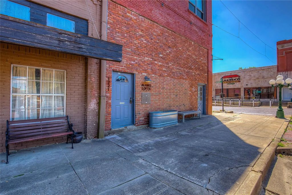 1221 Alamo Street 301, Commerce