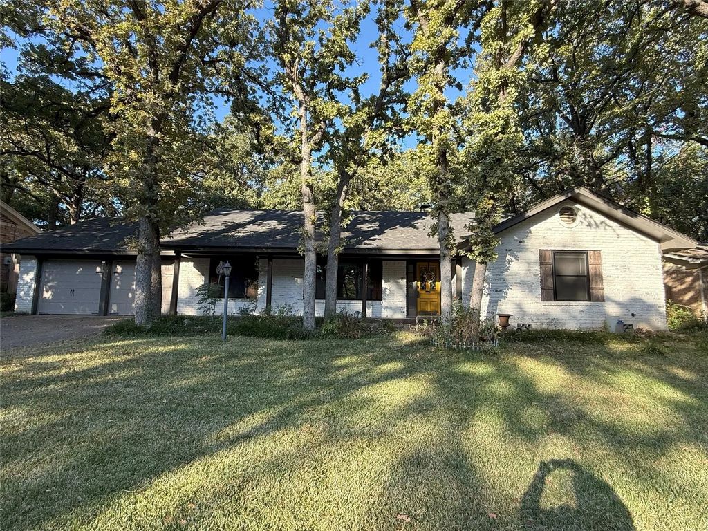 2112 Woodside Drive, Arlington