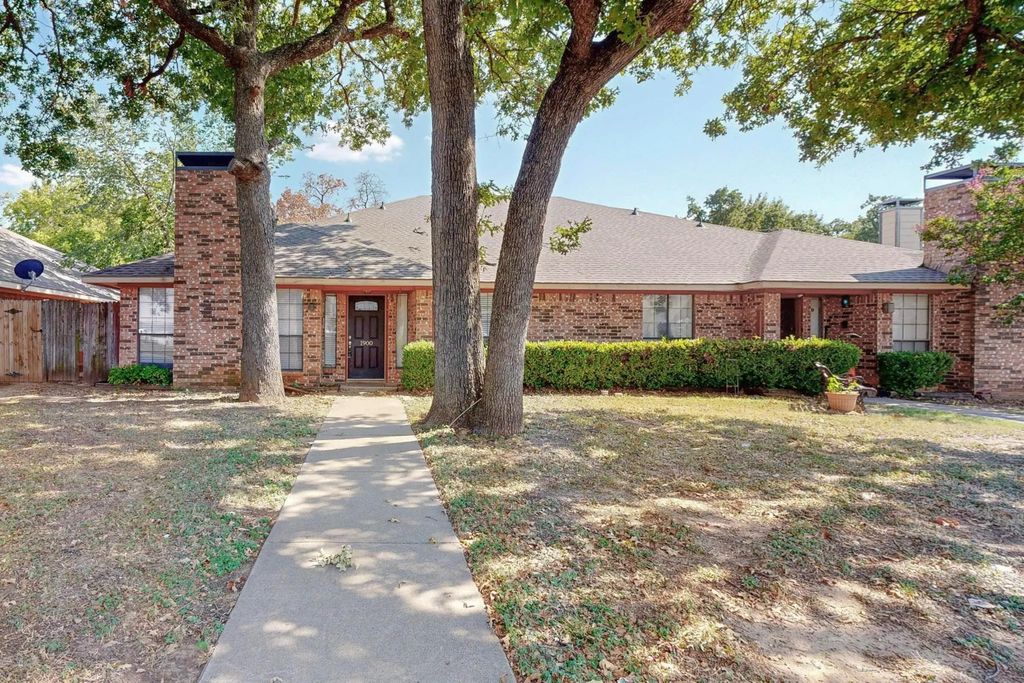 1900 N Irving Heights Drive, Irving
