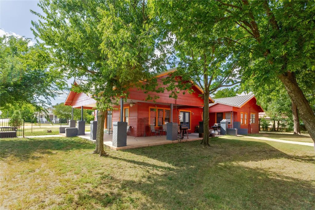 340 A W 3rd Street, Baird