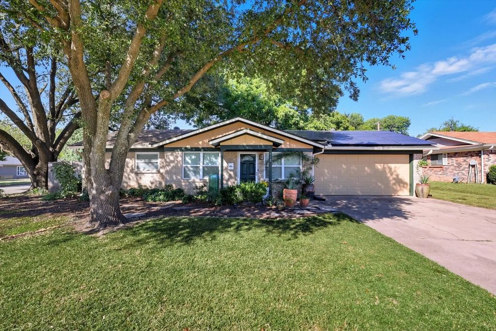 912 Simmons Drive, Euless