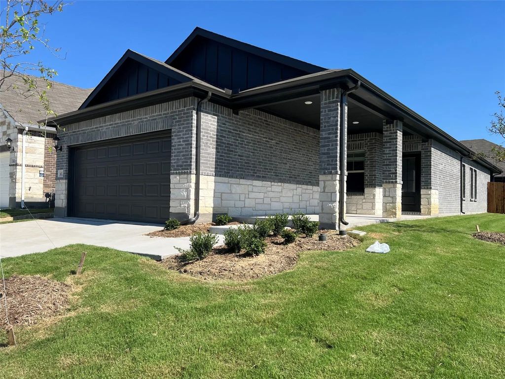 613 Russell Drive, Lowry Crossing