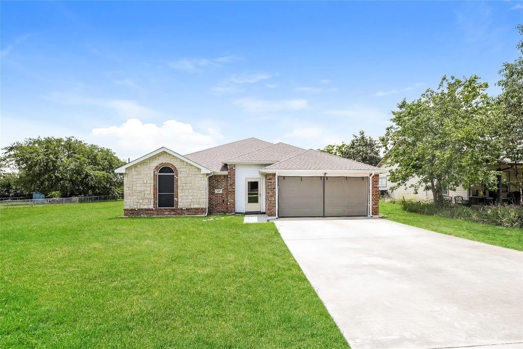 621 Matador Drive, Oak Point