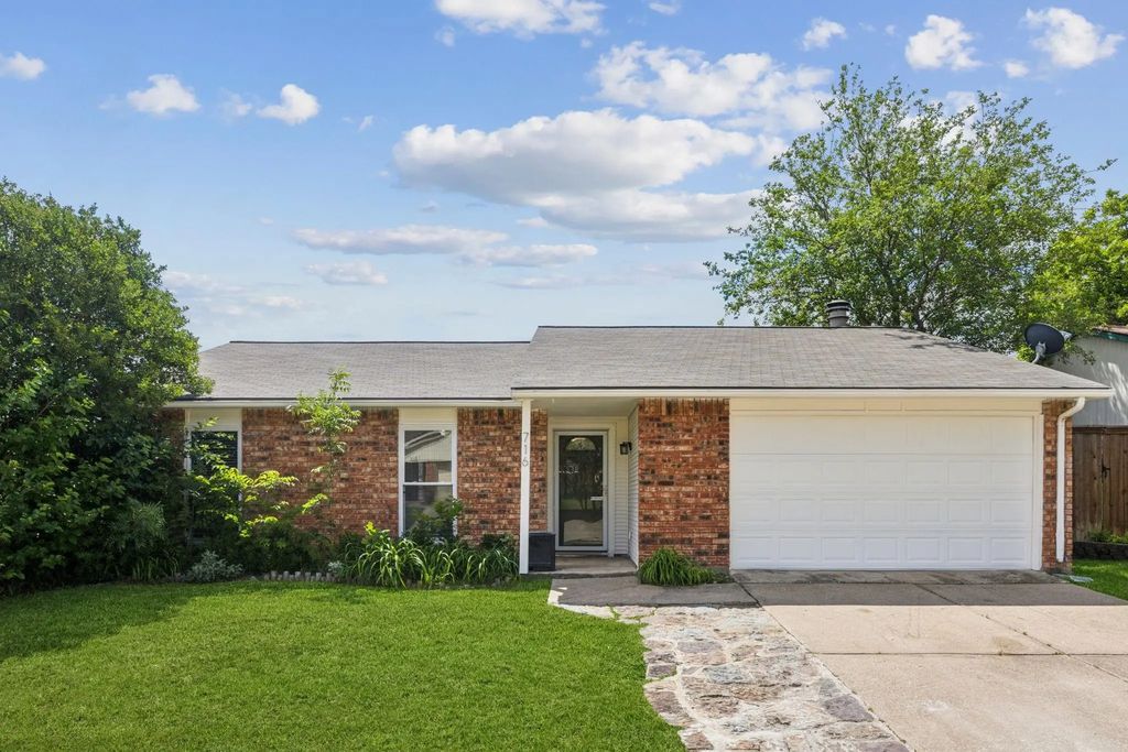 716 Roaming Road Drive, Allen