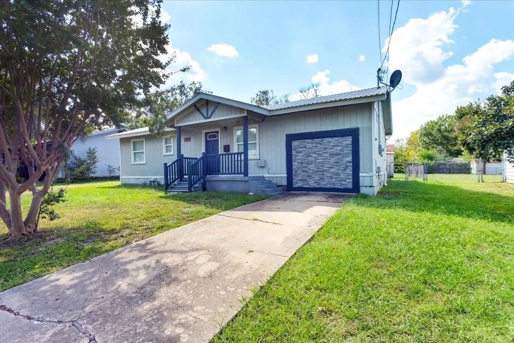 1309 Pine Street, Bonham