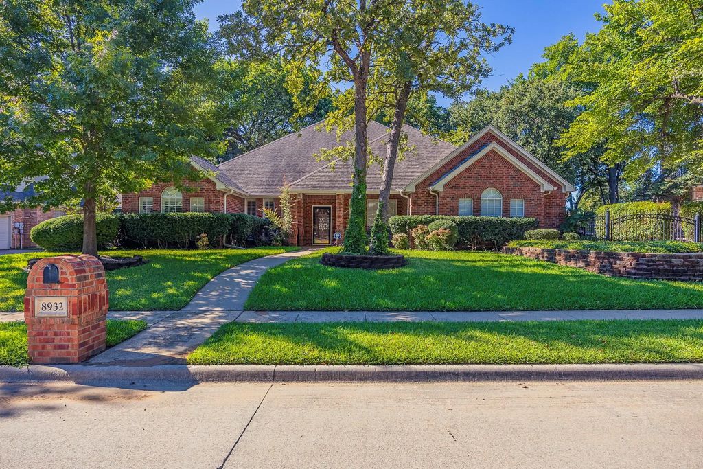 8932 Thornberry Drive, North Richland Hills