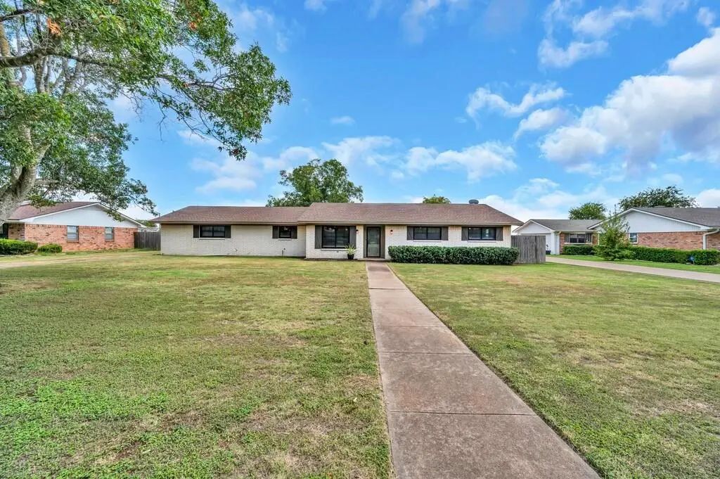 221 Lazy Acres Drive, Woodway