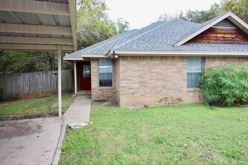954 E 3rd Street, Weatherford