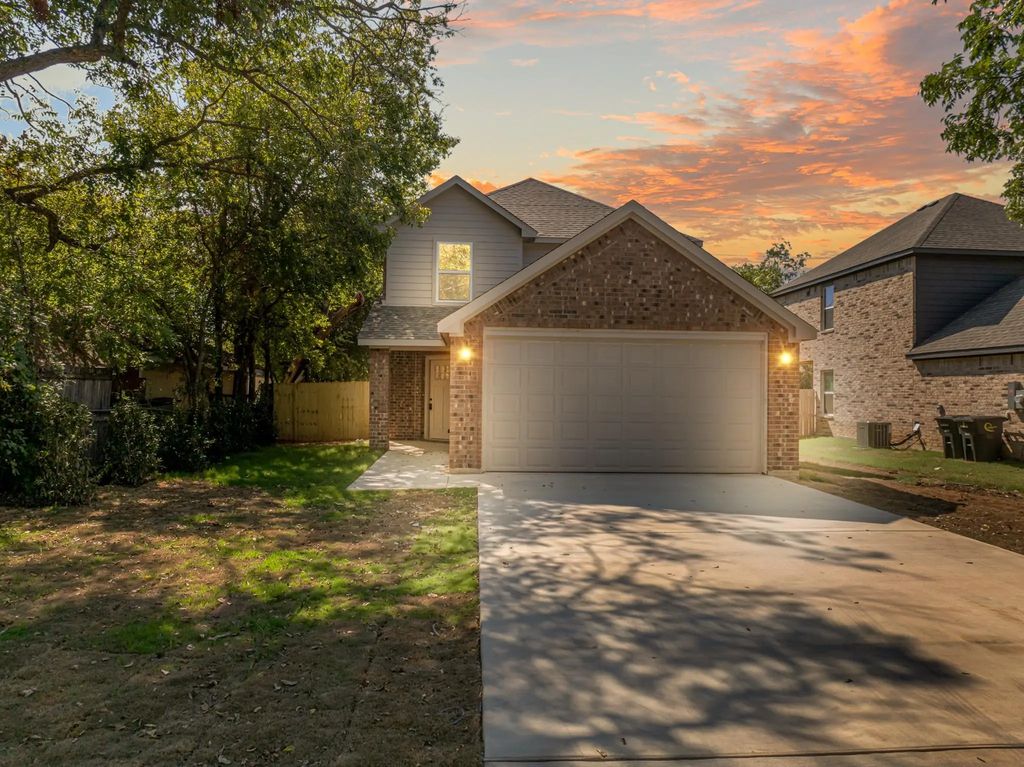 204 Robbins Street, Cleburne