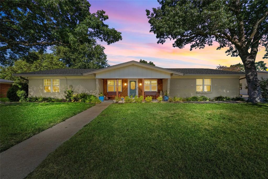 7517 Brentwood Circle, Woodway
