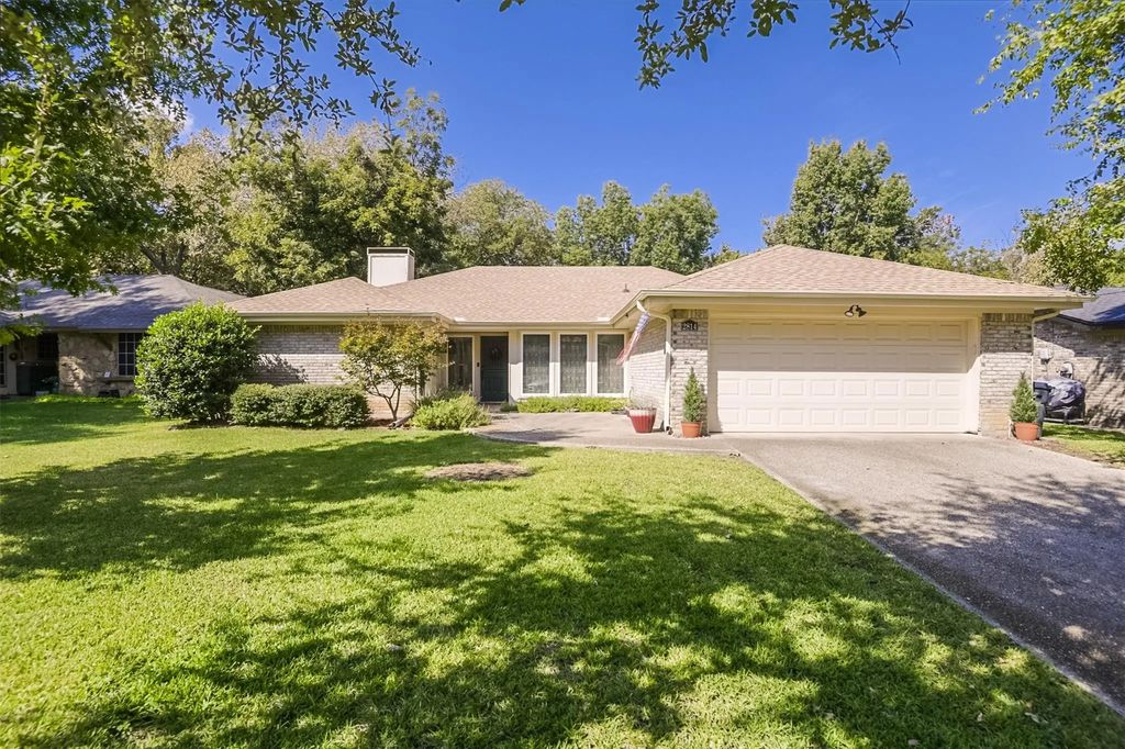 2814 Hedgeway Drive, Arlington