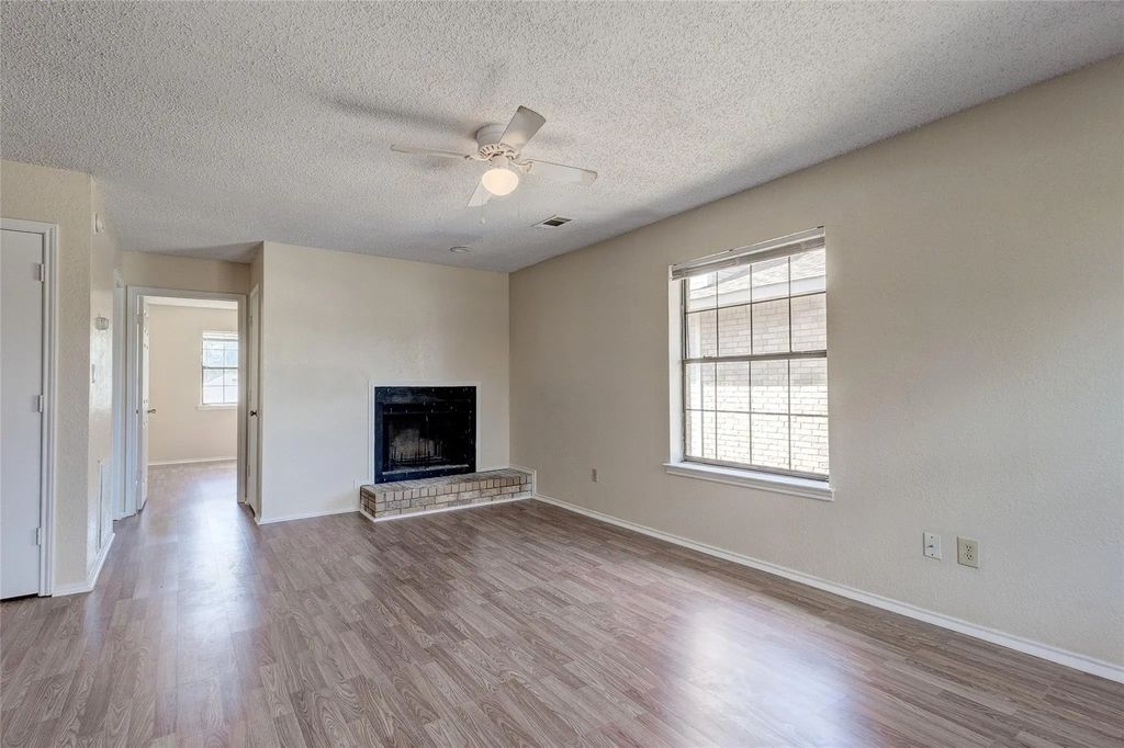 209 W Trinity Street, Forney