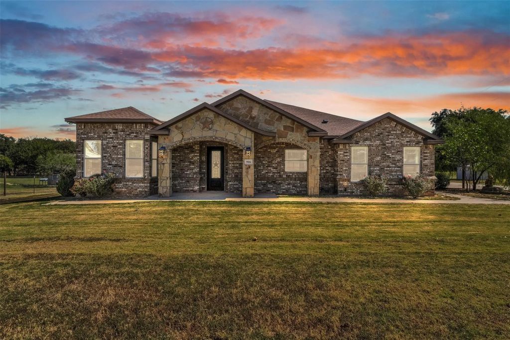 916 County Road 913, Joshua