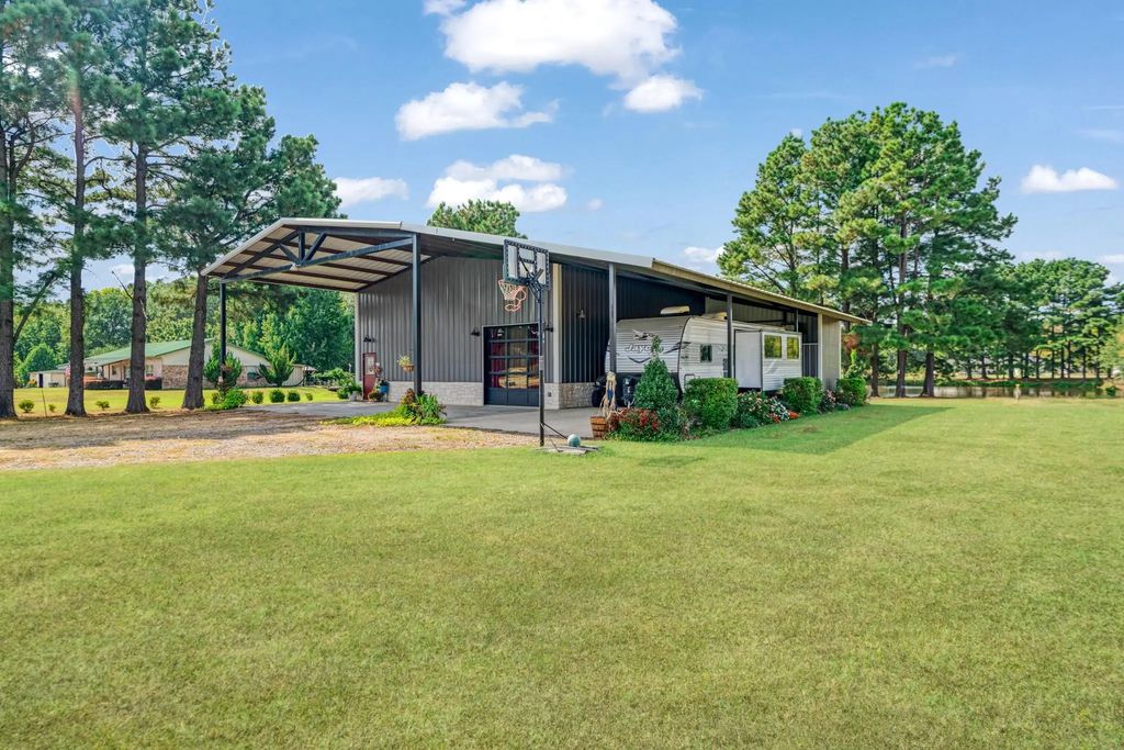 206 Laramie Lake Drive, Powderly