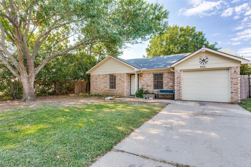 825 Blue Ridge Drive, Burleson
