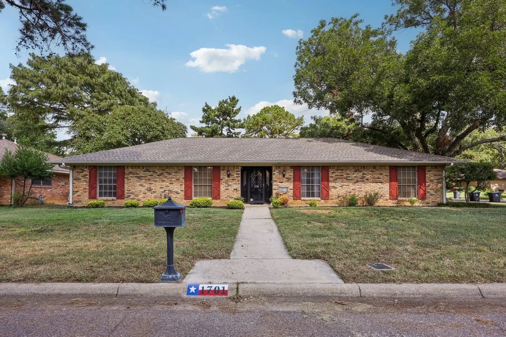1701 Carlton Drive, Arlington