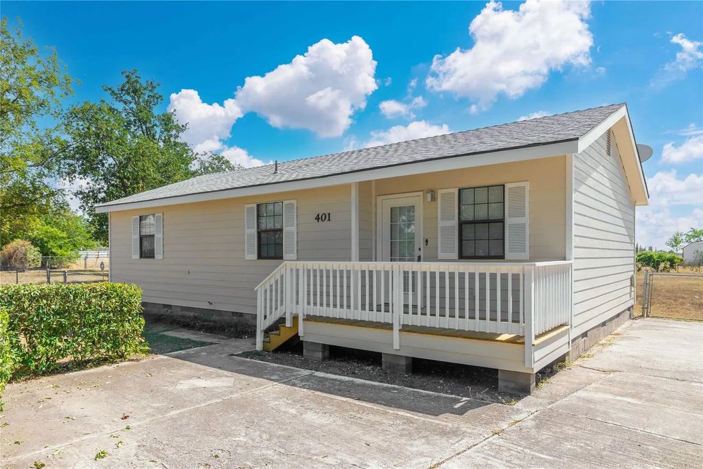 401 E Goodwin Street, Bangs