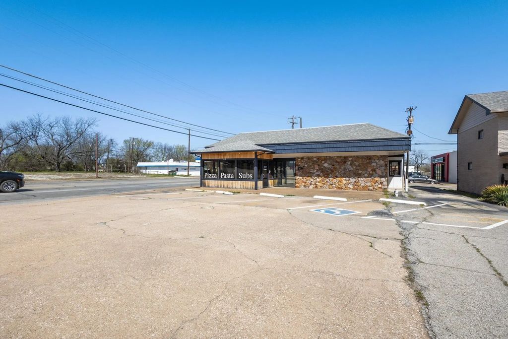 1018 S Austin Avenue R & H, Denison