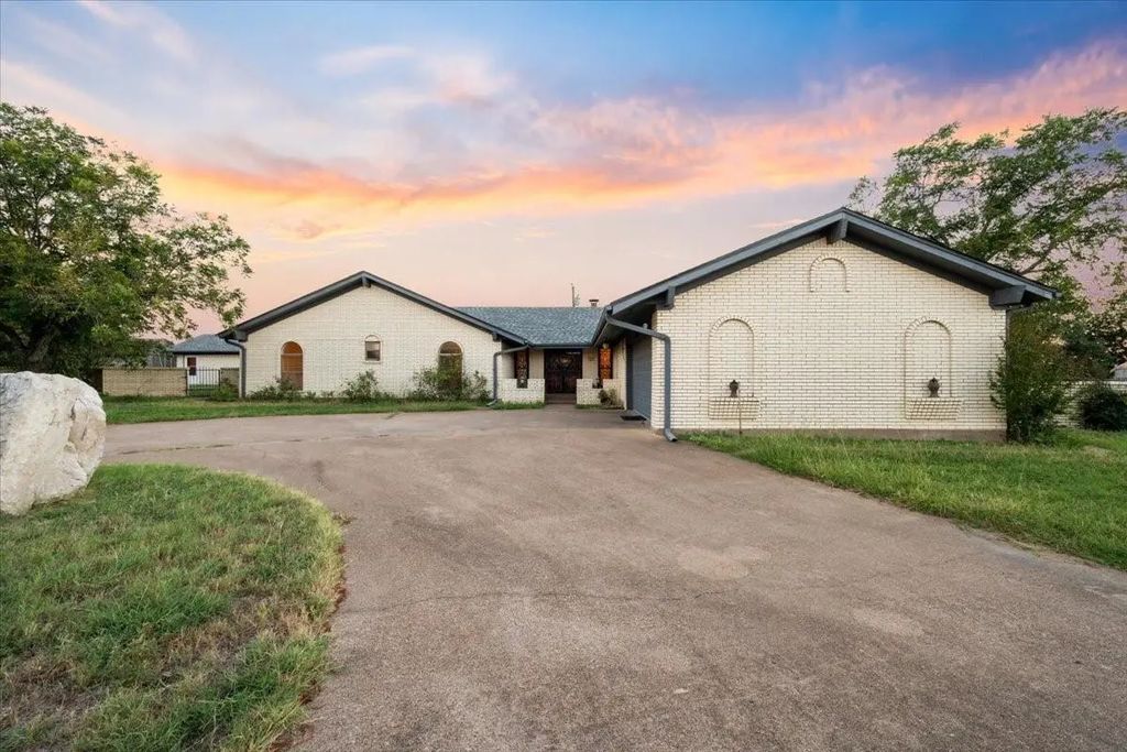 105 Riverside Drive, Mineral Wells