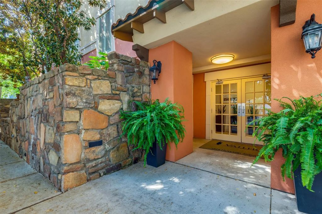 3818 Holland Avenue 305, Dallas